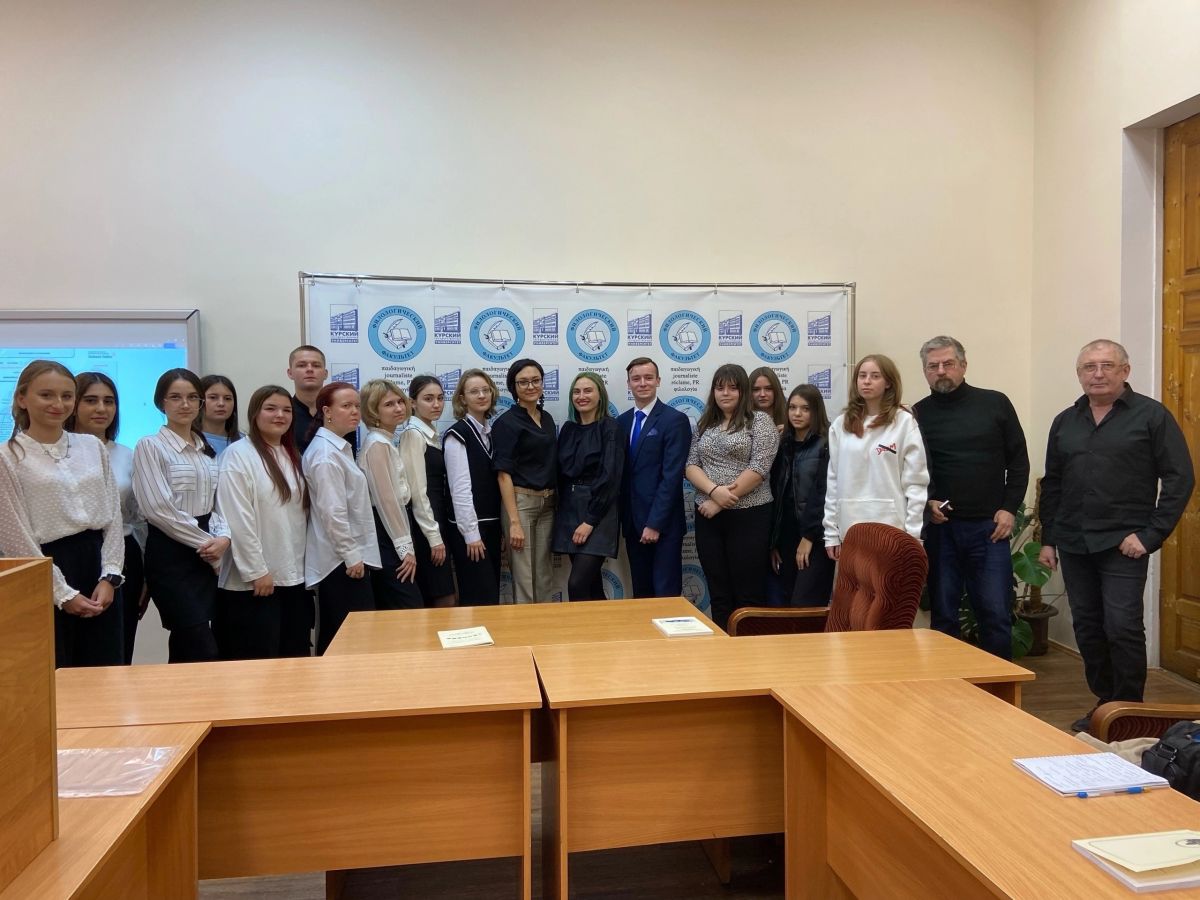 Анна Струкова со студентами и преподавателями Филологического факультета Курского госуниверситета