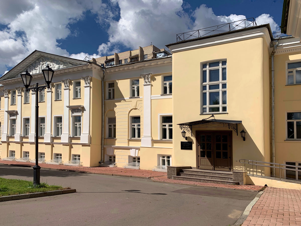 Вход в главный корпус