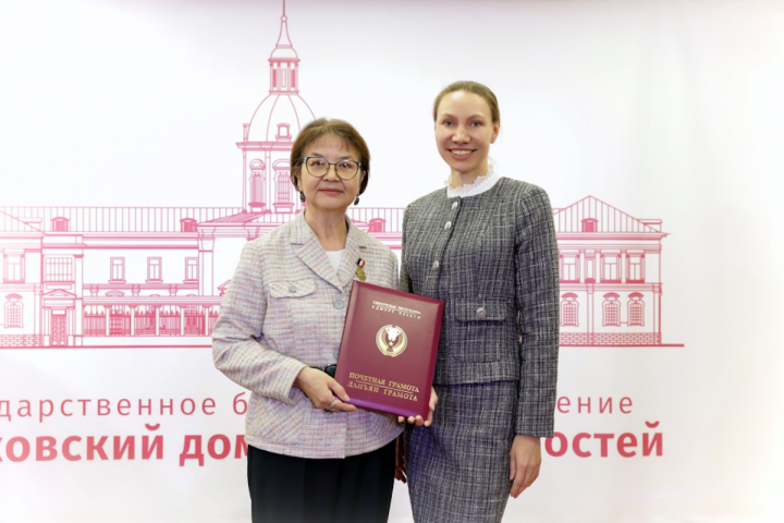Вера Григорьевна Пантелеева с почетной наградой