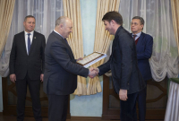 Фарит Нагимов получает благодарность