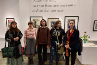 Студентки Литературного института из группы английского языка вместе со своим преподавателем Ярославой Юрьевной Муратовой