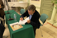 Иван Есаулов подписывает книгу читателю