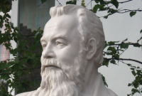 Бюст Виталия Маслова / ГодЛитературы, wikipedia.org