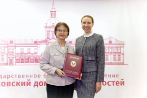 Вера Григорьевна Пантелеева с почетной наградой
